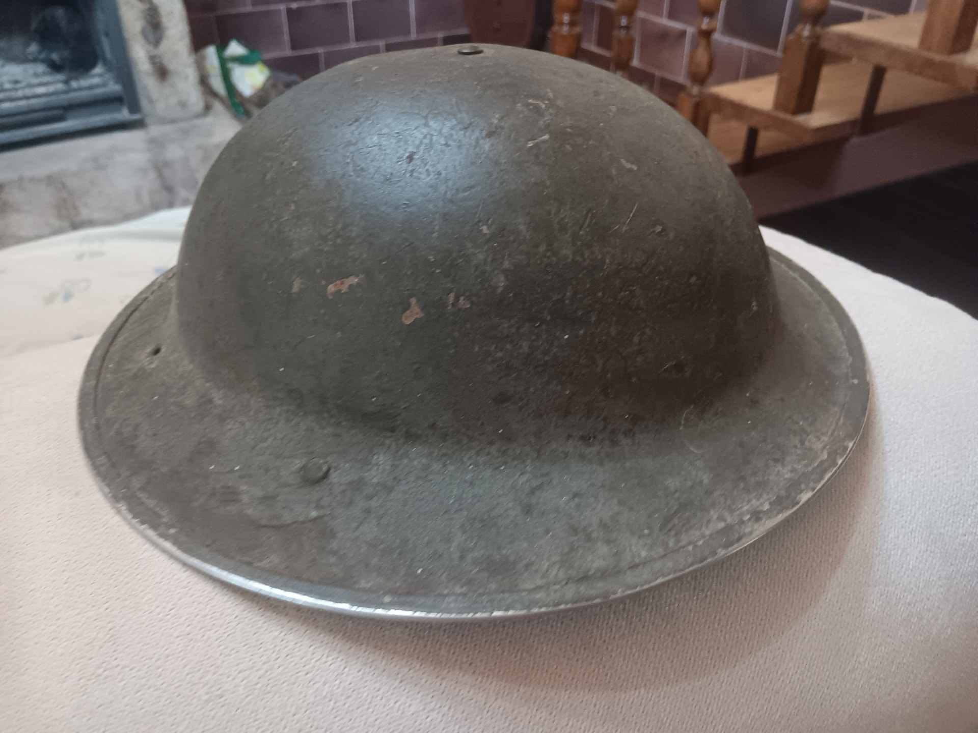 Casco militar antiguo de acero comprado en un mercadillo
