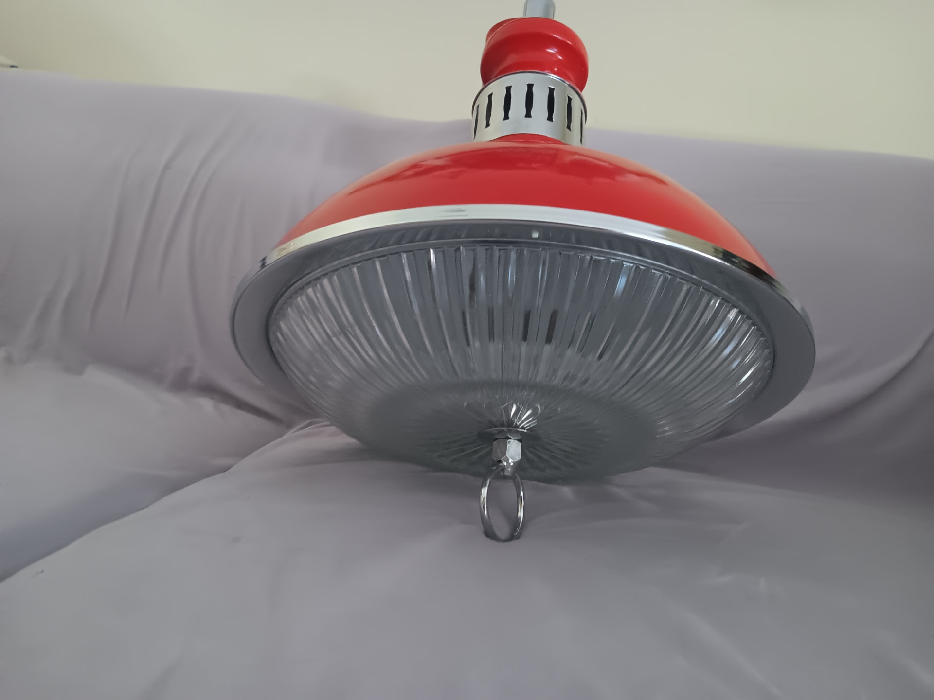 Lámpara vintage roja con difusor de cristal
